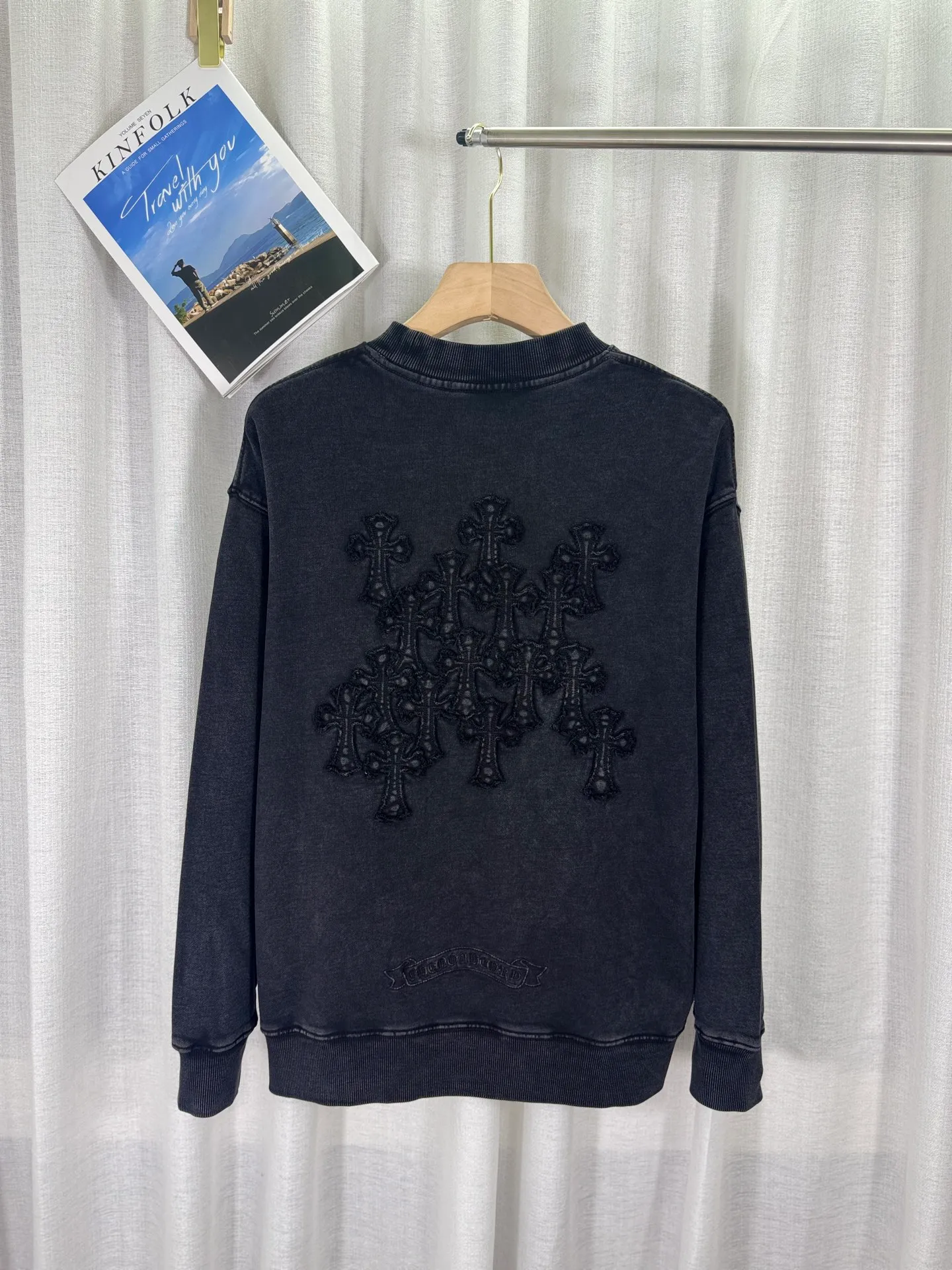 P270 top version, real shot without P, ​​different from market currency) 𝗖𝗵𝗿𝗼𝗺𝗲 𝗛𝗲𝗮𝗿𝘁𝘀/Cro Heart 2025 washed patch embroidery autumn and winter new original single counter American laser burnt 3D three-dimensional color embroidered couple casual sweatshirt 👑The highest version! Customized fabric 430g tripe terry fabric! American acid-washed and distressed original fabric laser burnt ✟appliqué embroidery and exquisite embroidery of letters! The best-selling model in the counter, very comfortable to wear. Accessories: original molded and authenticated collar label➕100% silk wash label. Genuine purchase-grade original hangtag➕matching hanging rope➕3D hanging beads➕original packaging bag. Craftsmanship: The original version has consistent wiring! The highest version of the armhole matching technique! Color: Pink Black Size: S M L XL Style No.: 9310